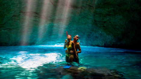 couple-snorkelling-in-blue-lagoons-of-vanuatu