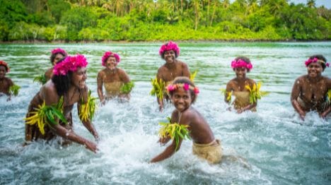vanuatu-locals-smiling-in-the-ocean
